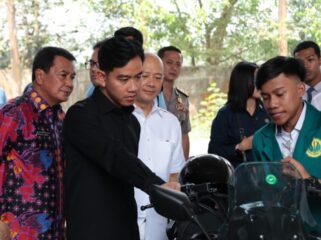 Bupati Tangerang Moch. Maesyal Rasyid saat dampingi Wakil Presiden RI Gibran Rakabuming Raka saat kunjungan kerja ke fasilitas produksi motor listrik di kawasan Balaraja, Kabupaten Tangerang. Foto: ist