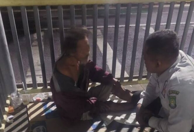 
 Kepala Dinas Sosial (Dinso) Kota Tangerang Acep Wahyudi memastikan, lansia yang bersangkutan telah diamankan ke Rumah Singgah Dinsos Kota Tangerang. Foto: Ist
