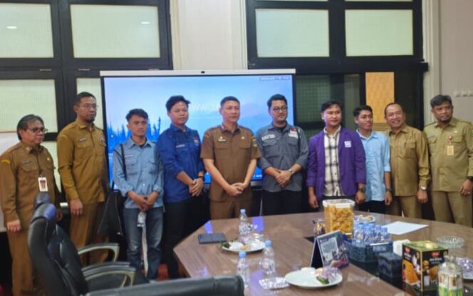
 Sekretaris Daerah Provinsi Banten Deden Apriandhi Hartawan saat menerima perwakilan mahasiswa di Ruang Rapat Sekda Provinsi Banten, KP3B, Kota Serang, Foto: Ist