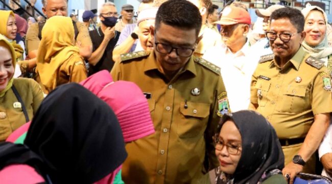 Wali Kota Tangerang Sachrudin, saat dampingi Gubernur Banten, Andra Soni, meninjau pelaksanaan CKG di GOR Puri Beta, Kecamatan Larangan,. Foto: Ist