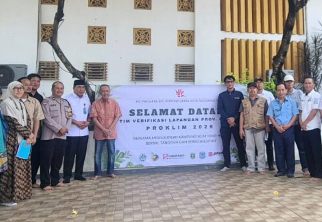 
 Kholisul Fatikhin, Sustainability Head PT Indah Kiat Pulp & Paper Tbk. Tangerang Mill saat dampingi 6 Kampung Iklim Binaan IKPP. Foto: Ist
