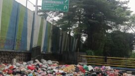 Tumpukan Sampah TPS Liar di Jembatan Gondrong Cipondoh Kota Tangerang. Foto: TangerangPos 