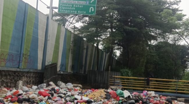 Tumpukan Sampah TPS Liar di Jembatan Gondrong Cipondoh Kota Tangerang. Foto: TangerangPos 