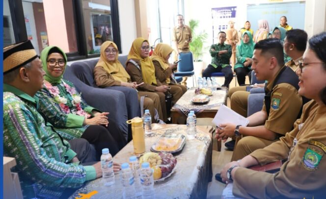 
 Forum Kota Tangerang Sehat (FKTS) saat melakukan Verifikasi di Kantor Kecamatan Cibodas. Foto: Ist