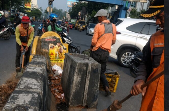 
 Petugas DLH Kota Tangerang saat membersihkan median jalan Jenderal Sudirman. Foto: Ist