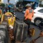 Petugas DLH Kota Tangerang saat membersihkan median jalan Jenderal Sudirman. Foto: Ist