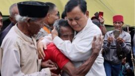 Presiden Republik Indonesia yang juga Ketua Umum Partai Gerindra, Jenderal TNI (Purn) H.Prabowo Subianto, saat memeluk Warga. Foto: Ist