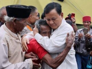 Presiden Republik Indonesia yang juga Ketua Umum Partai Gerindra, Jenderal TNI (Purn) H.Prabowo Subianto, saat memeluk Warga. Foto: Ist
