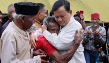 Presiden Republik Indonesia yang juga Ketua Umum Partai Gerindra, Jenderal TNI (Purn) H.Prabowo Subianto, saat memeluk Warga. Foto: Ist