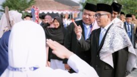 Gubernur Banten Andra Soni bersama Pimpinan Pondok Pesantren Modern Al-Muhaimin H. Eko Susilo. Foto: Awal Rijal
