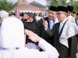 Gubernur Banten Andra Soni bersama Pimpinan Pondok Pesantren Modern Al-Muhaimin H. Eko Susilo. Foto: Awal Rijal
