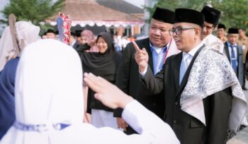 Gubernur Banten Andra Soni bersama Pimpinan Pondok Pesantren Modern Al-Muhaimin H. Eko Susilo. Foto: Awal Rijal