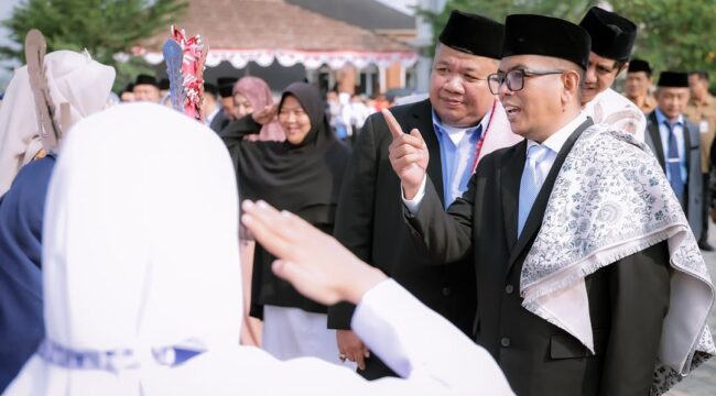 Gubernur Banten Andra Soni bersama Pimpinan Pondok Pesantren Modern Al-Muhaimin H. Eko Susilo. Foto: Awal Rijal