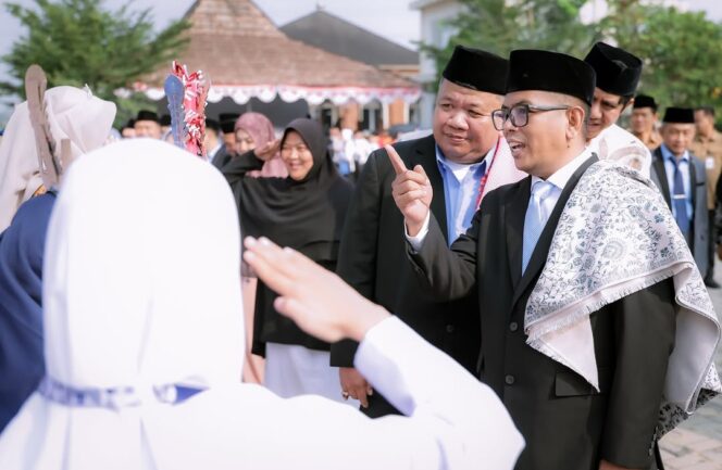 
 Gubernur Banten Andra Soni bersama Pimpinan Pondok Pesantren Modern Al-Muhaimin H. Eko Susilo. Foto: Awal Rijal