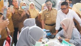 Gubernur Banten Andra Soni didampingi Wali Kota Tangerang Sachrudin saat meninjau Pelaksanaan CKG di Gelanggang Olahraga (GOR) Pedurenan, Kecamatan Karang Tengah, Kota Tangerang. Foto: Ist
