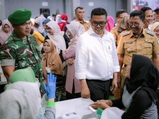 Wali Kota Tangerang, Sachrudin, saat menghadiri kegiatan Cek Kesehatan Gratis (CKG) bersama Gubernur Banten, Andra Soni, di Kecamatan Karang Tengah, Kota Tangerang. Foto: Ist