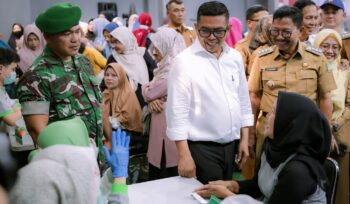 Wali Kota Tangerang, Sachrudin, saat menghadiri kegiatan Cek Kesehatan Gratis (CKG) bersama Gubernur Banten, Andra Soni, di Kecamatan Karang Tengah, Kota Tangerang. Foto: Ist