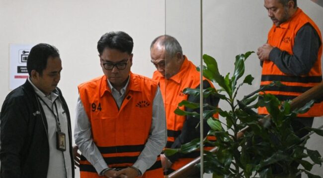 4 Orang Tersangka kasus dugaan korupsi pengadaan iklan di Bank Pembangunan Daerah Jawa Barat dan Banten (BJB) ditahan KPK. Foto: Ist