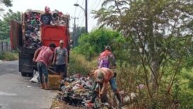 Petugas DLH Kota Tangerang saat membersihkan sampah di tepi jalan kawasan Kedaung Wetan, Kecamatan Neglasari. Foto: Ist