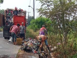 Petugas DLH Kota Tangerang saat membersihkan sampah di tepi jalan kawasan Kedaung Wetan, Kecamatan Neglasari. Foto: Ist