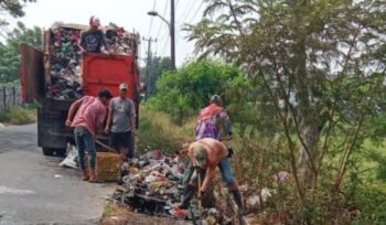 Petugas DLH Kota Tangerang saat membersihkan sampah di tepi jalan kawasan Kedaung Wetan, Kecamatan Neglasari. Foto: Ist