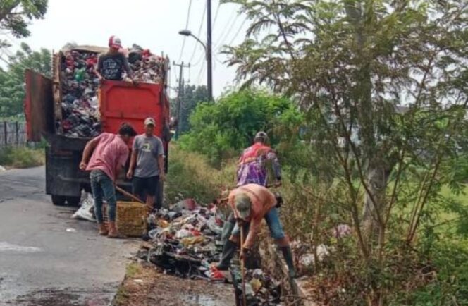 
 Petugas DLH Kota Tangerang saat membersihkan sampah di tepi jalan kawasan Kedaung Wetan, Kecamatan Neglasari. Foto: Ist
