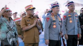 Gubernur Banten Andra Soni dampingi Kapolri Jenderal Polisi Listio Sigit Prabowo mengikuti Peresmian 3.395 Jembatan TNI Polri dan 3.000 Sumber Air Bersih TNI AD oleh Presiden Prabowo Subianto di Bayah Barat, Bayah Kabupaten Lebak. Foto: Awal Rizal
