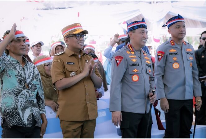 
 Gubernur Banten Andra Soni dampingi Kapolri Jenderal Polisi Listio Sigit Prabowo mengikuti Peresmian 3.395 Jembatan TNI Polri dan 3.000 Sumber Air Bersih TNI AD oleh Presiden Prabowo Subianto di Bayah Barat, Bayah Kabupaten Lebak. Foto: Awal Rizal