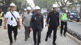 Wali Kota Tangerang, H. Sachrudin, didampingi Kepala DPUPR Kota Tangerang Taufik Syahzaeni meninjau langsung proses perbaikan Jalan M. Toha di Kelurahan Nambo, Kecamatan Karawaci. Foto: Ist