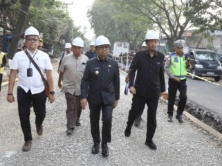 Wali Kota Tangerang, H. Sachrudin, didampingi Kepala DPUPR Kota Tangerang Taufik Syahzaeni meninjau langsung proses perbaikan Jalan M. Toha di Kelurahan Nambo, Kecamatan Karawaci. Foto: Ist