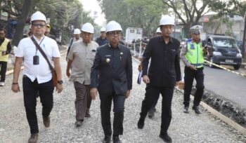 Wali Kota Tangerang, H. Sachrudin, didampingi Kepala DPUPR Kota Tangerang Taufik Syahzaeni meninjau langsung proses perbaikan Jalan M. Toha di Kelurahan Nambo, Kecamatan Karawaci. Foto: Ist
