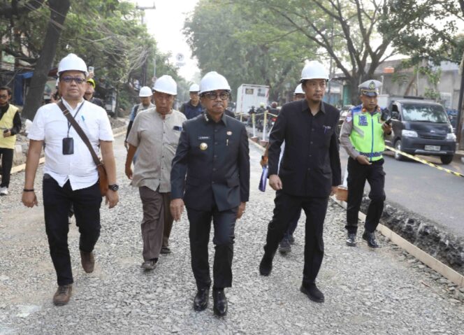 
 Wali Kota Tangerang, H. Sachrudin, didampingi Kepala DPUPR Kota Tangerang Taufik Syahzaeni meninjau langsung proses perbaikan Jalan M. Toha di Kelurahan Nambo, Kecamatan Karawaci. Foto: Ist