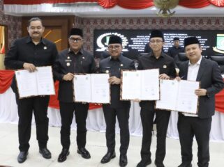 Penandatanganan nota kesepahaman oleh Wali Kota Tangerang, H. Sachrudin, bersama pimpinan DPRD Kota Tangerang dalam rapat paripurna. Foto: Ist