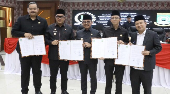 Penandatanganan nota kesepahaman oleh Wali Kota Tangerang, H. Sachrudin, bersama pimpinan DPRD Kota Tangerang dalam rapat paripurna. Foto: Ist