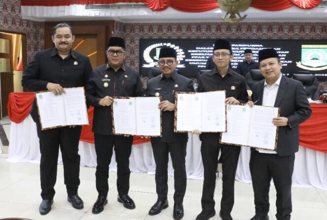 
 Penandatanganan nota kesepahaman oleh Wali Kota Tangerang, H. Sachrudin, bersama pimpinan DPRD Kota Tangerang dalam rapat paripurna. Foto: Ist
