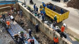 Banksasuci Foundation bersama Dinas PUPR Kota Tangerang dan UPTD DAS Cidurian-Cisadane saat aksi bersih-bersih bertajuk 