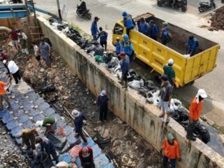 Banksasuci Foundation bersama Dinas PUPR Kota Tangerang dan UPTD DAS Cidurian-Cisadane saat aksi bersih-bersih bertajuk 