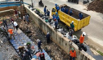 Banksasuci Foundation bersama Dinas PUPR Kota Tangerang dan UPTD DAS Cidurian-Cisadane saat aksi bersih-bersih bertajuk 