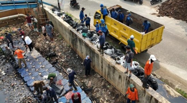 Banksasuci Foundation bersama Dinas PUPR Kota Tangerang dan UPTD DAS Cidurian-Cisadane saat aksi bersih-bersih bertajuk 