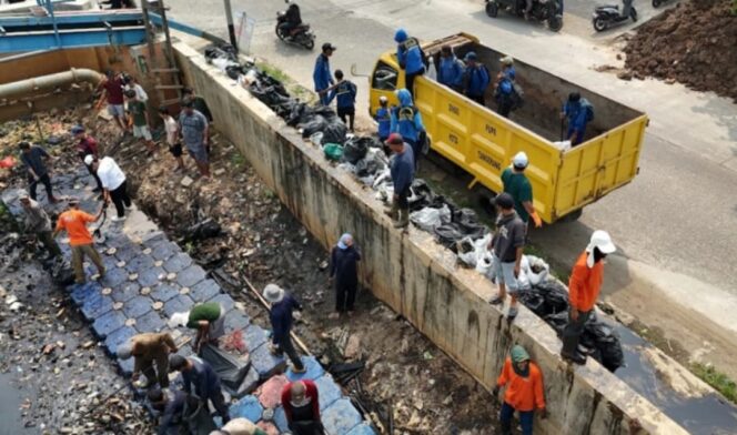 
 Banksasuci Foundation bersama Dinas PUPR Kota Tangerang dan UPTD DAS Cidurian-Cisadane saat aksi bersih-bersih bertajuk 