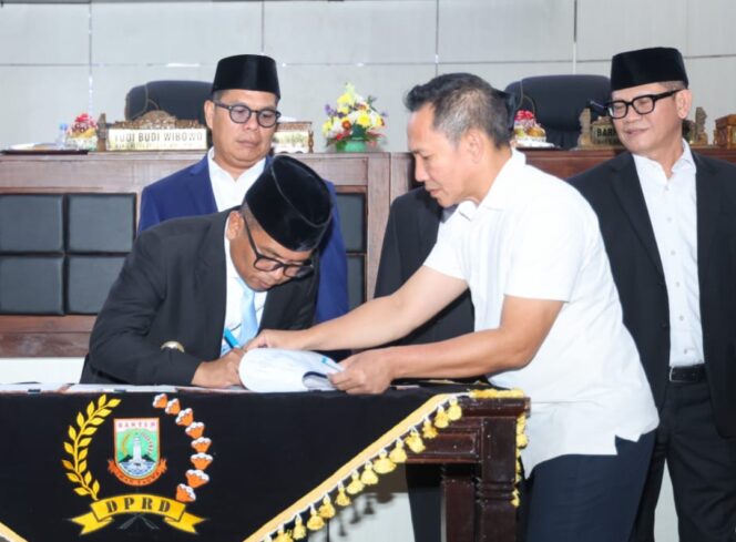 
 Gubernur Banten Andra Soni saat menandatangani Kesepakatan Kebijakan Umum Anggaran Pendapatan dan Belanja Daerah Serta Prioritas dan Plafon Anggaran Sementara (KUA-PPAS) Tahun Anggaran 2027 pada rapat Paripurna DPRD Banten. Foto: Ist 