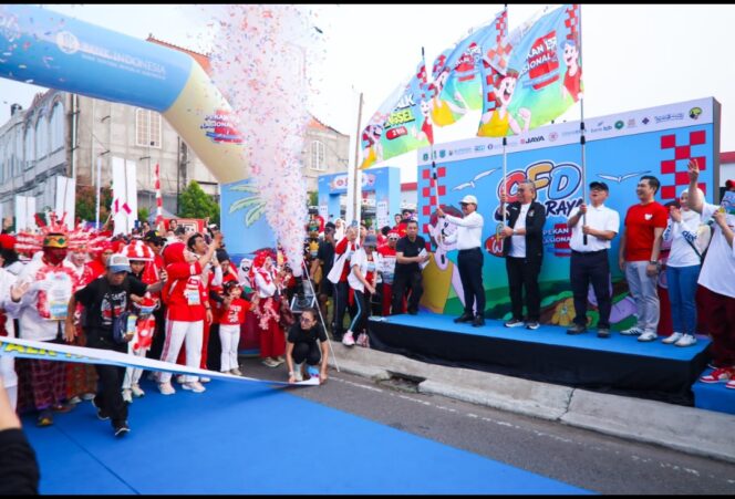 
 Wali Kota Tangerang H. Sachrudin bersama Wali Kota Tangerang Selatan (Tangsel) H. Benjamin Davnie meresmikan Car Free Day (CFD) Graha Raya. Foto: Ist