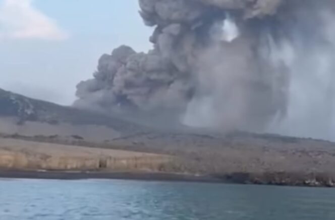 
 Kurang dari 12 jam Gunung Anak Krakatau telah terjadi 4 kali rangkaian erupsi. Foto: Ist