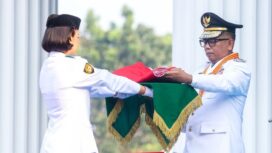 Gubernur Banten Andra Soni menyerahkan Bendera Merah Putih kepada Paskibraka. Foto: Ist