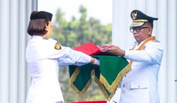 Gubernur Banten Andra Soni menyerahkan Bendera Merah Putih kepada Paskibraka. Foto: Ist