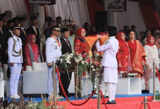 
 Wali Kota Tangerang Sachrudin saat memimpin Apel HUT KE-81 RI di Lapangan Ahmad Yani, Alun-alun Kota Tangerang. Foto: Ist