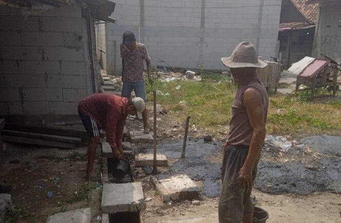 
 aksi Bersih-bersih lingkungan Warga Kampung Alang Besar, Desa Kebon Cau, Kecamatan Teluknaga, Kabupaten Tangerang. Foto: Ist