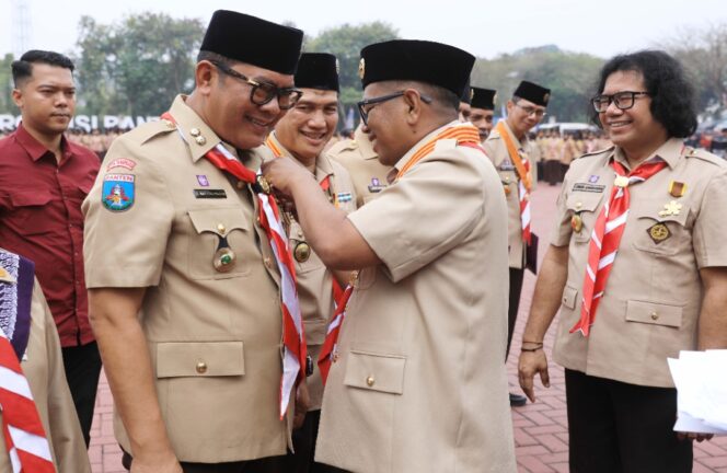 
 Gubernur Banten Andra Soni saat menyematkan Lencana Dharma Bakti Pramuka kepada Wakil Wali Kota Tangerang, Maryono. Foto: Ist 