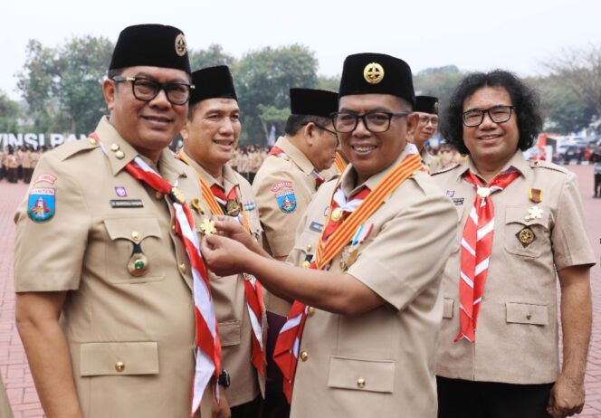 
 Wakil Wali Kota Tangerang, sekaligus Wakil Ketua Majelis Pembimbing Cabang (Mabicab) Gerakan Pramuka Kota Tangerang, H. Maryono saat menerima Lencana Dharma Bhakti Pramuka yang disematkan oleh Ketua Majelis Pembimbing Daerah Kwarda Banten sekaligus Gubernur Banten Andra Soni. Foto: Ist 