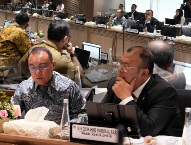 
 Wakil Ketua DPR RI Sufmi Dasco Ahmad saat memimpin langsung rapat kordinasi bersama pemerintah terkait pembahasan finalisasi peraturan presiden tentang ekosistem transportasi online atau ojol. Foto: Tangkapan Layar @sufmi_dasco